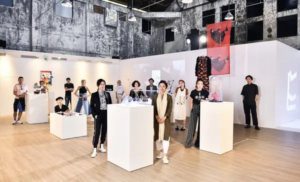 「CAMPER TIMELESSNESS台灣青年創作展」策展人馮亞敏與12組創作人合照。.jpg
