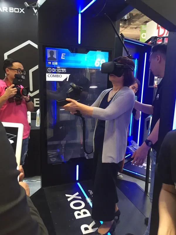國家發展委員會主委陳美伶於XR EXPRESS TW計畫專區體驗由維亞娛樂有限公司（VAR LIVE