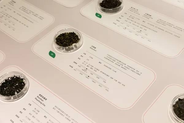 「讀茶區」展示臺灣茶數據資料，從產地、製成步驟、茶品種出發，提醒民眾勿忘手搖茶的本質「茶葉」。.jp