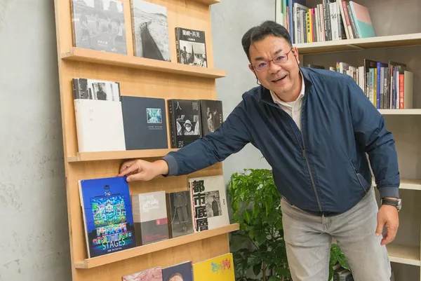 攝影家沈昭良為Lightbox攝影圖書室上架攝影作品《Singers&Stages》.jpg