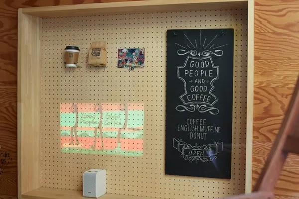 在池田誠的Life Space UX 咖啡展上，索尼用了 LSPX-P1 超短焦投影儀當海報投射器.