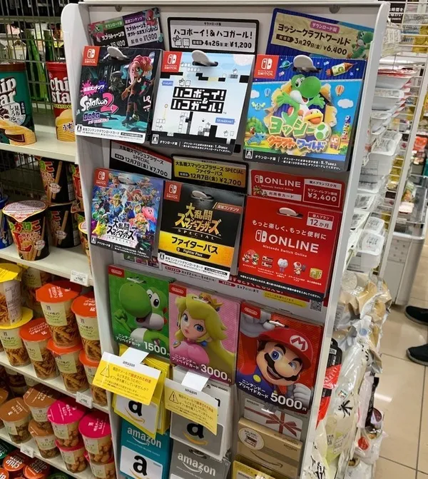 便利店裡賣著各種點數卡，種類除了任天堂系的，還有蘋果、亞馬遜、Google Play 等.jpg