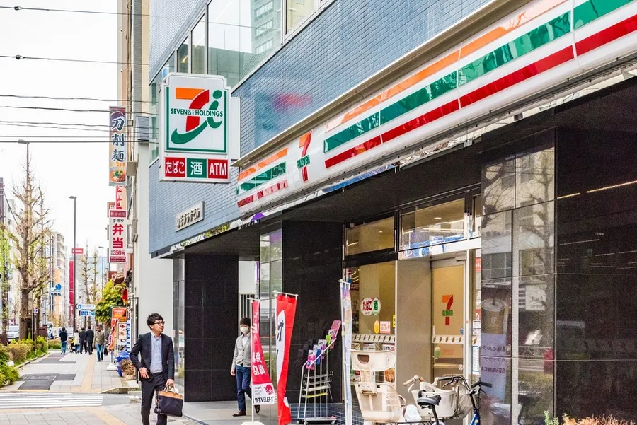 味蕾焦慮爆發！超商巨頭ACT想併日本7-11，為何日本人最大的恐懼是「飯糰走味」？