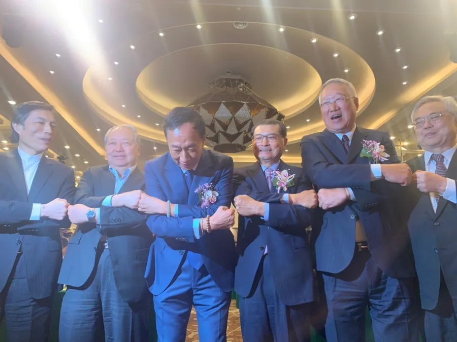 一張照片看完電子「哥們」恩仇錄，郭台銘拚總統喊出台灣有「七缺」