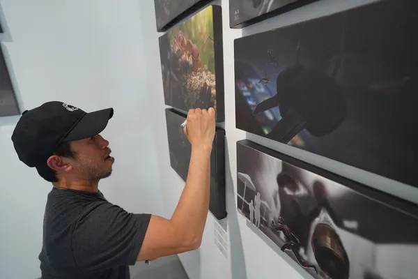 漫威原畫展-安東尼弗朗西斯科-Anthony Francisco為畫展作品簽名.JPG