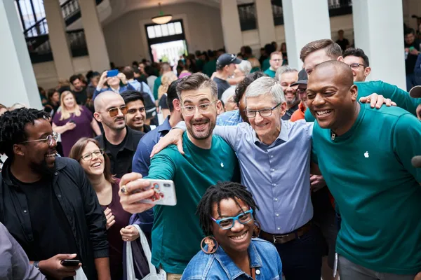 Apple_Carnegie-Library_Tim-Cook_05112019.jpg