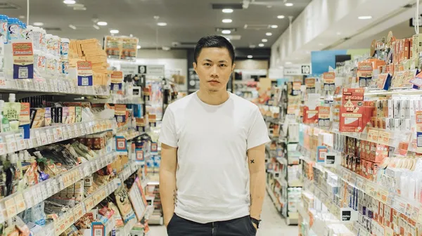 聶永真帶逛！日本藥妝店中有哪些必買？談商品中隱藏的設計細節