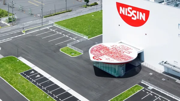 巨大杯麵降臨！把招牌杯麵 Cup Noodle 做成大門，佐藤可士和為日清食品打造新關西工廠