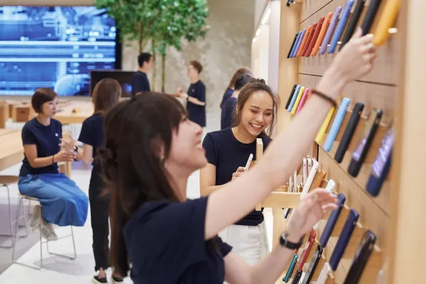 new-apple-store-taipei-team-setting-up-061219.jpg