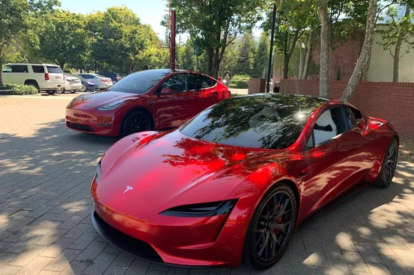 會場外成特斯拉車展.jpg