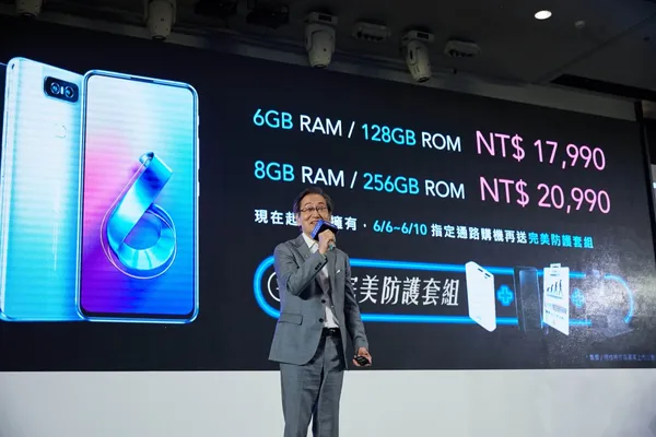 今日記者會上由華碩董事長施崇棠親自揭示ASUS ZenFone 6在台售價.JPG