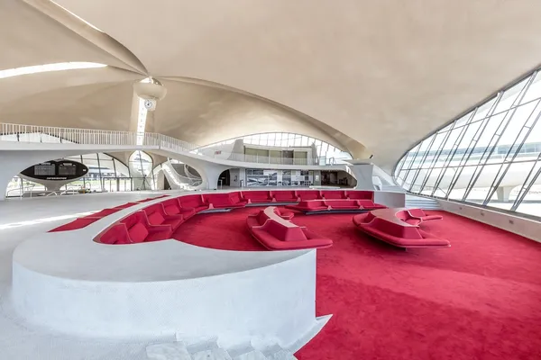 建築的新未來主義經典作之一！美國史蹟航廈化身精品飯店「TWA Hotel at JFK」