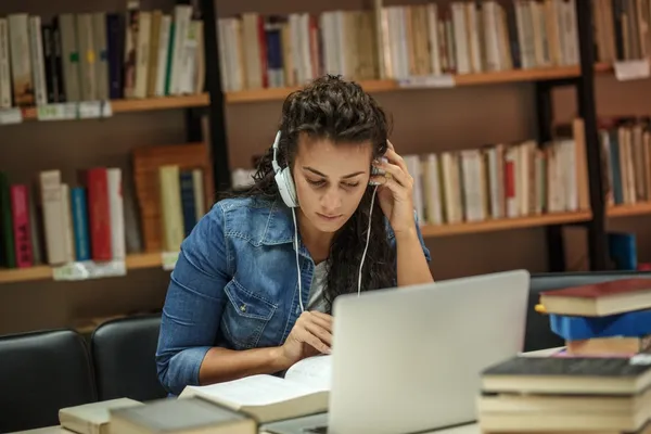 shutterstock_1287132415_learning.jpg