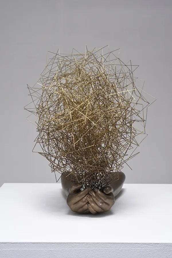 塩田千春展-09_《手の中に》_web.jpg