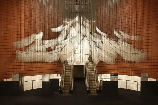 塩田千春展-11_《どこへ向かって》_web.jpg
