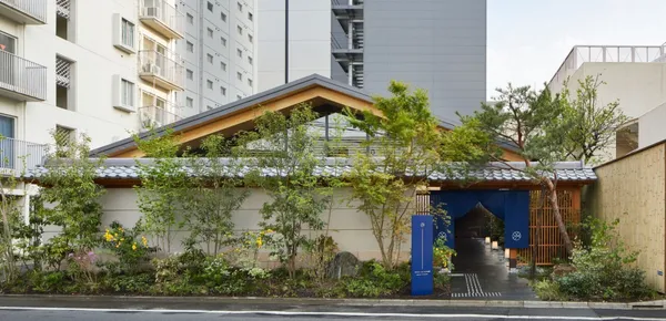 箱根溫泉、東京夜景一次擁有！話題旅店「由緣 新宿」，隱身傳統日式平房後的露天泡湯秘境