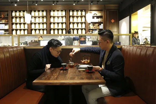 在傳統茶與手搖茶之間，找到最當代的喝茶方式！設計師馮宇 ×「永心鳳茶」薛舜迪