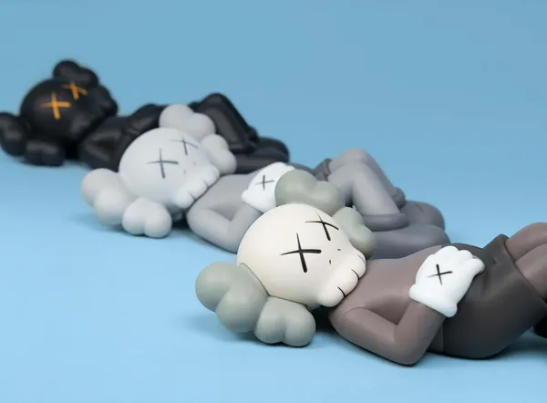KAWS HOLIDAY JAPAN 富士山 日本限定カラー（世界を旅するKAWS の巨大  