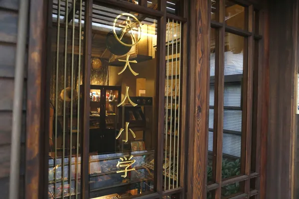 文具迷的時空夢境：「大人小學 古文具」搬新家，謄寫喫茶室、古時尚一併開張！