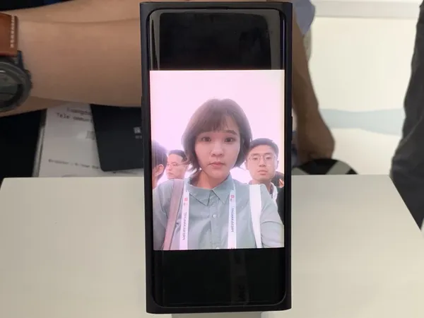 OPPO 螢幕下鏡頭