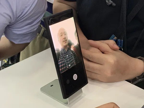 OPPO 螢幕下鏡頭