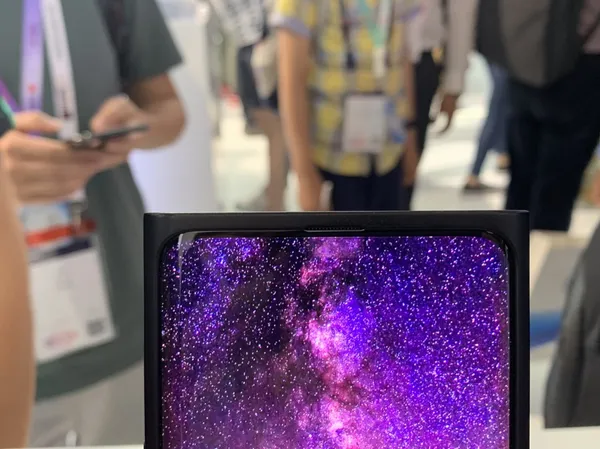 OPPO 螢幕下鏡頭