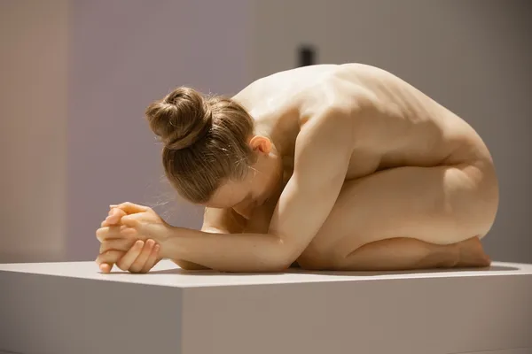 Sam Jinks「跪著的女人」體現了親密與脆弱的時刻.jpg
