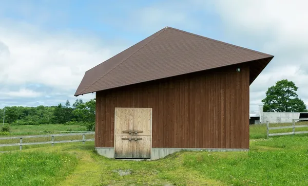 MEMU EARTH HOTEL_BARN HOUSE 01.jpg