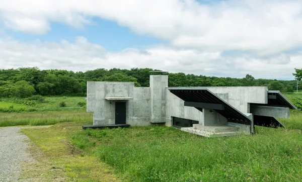 MEMU EARTH HOTEL_INVERTED HOUSE 01.jpg