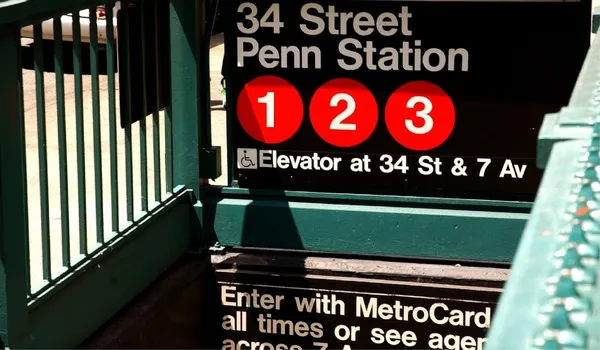massimo vignelli-紐約地鐵標誌.jpg