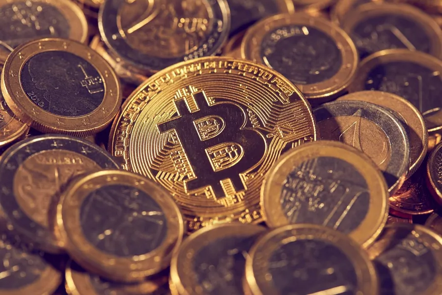密碼貨幣是騙局還是未來？末日博士、海耶斯展開唇槍舌戰