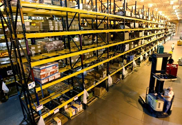 Amazon 倉管_storing_vast_selection_amazon提供_003Resiz
