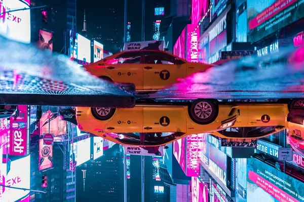 《怪奇物語》顛倒世界場景為靈感！從東京到紐約，攝影師鏡頭下的霓虹城市