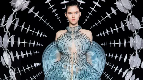 隨風旋轉的連身裙！時裝設計師 Iris van Herpen 結合工藝與科技，帶來前衛「催眠」時裝秀
