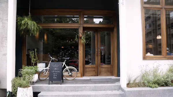 台北遇見英國咖啡餐酒館？「光景」搬新家，綠意相伴的歐式復古情懷