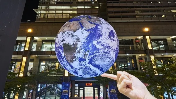 7米漂浮地球登陸台北！紀念登月50週年，藍色地球「蓋亞」現身台北信義區