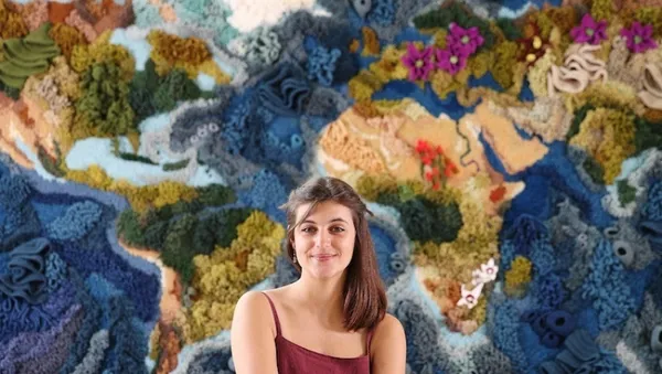 織一片世界地圖！編織藝術家 Vanessa Barragão 新作登倫敦機場，特色植栽、地形納入創作