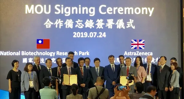 國家生技研究園區營運中心周玉山副執行長(左3)、國家生技研究園區營運中心王惠鈞代執行長(左4)、國家