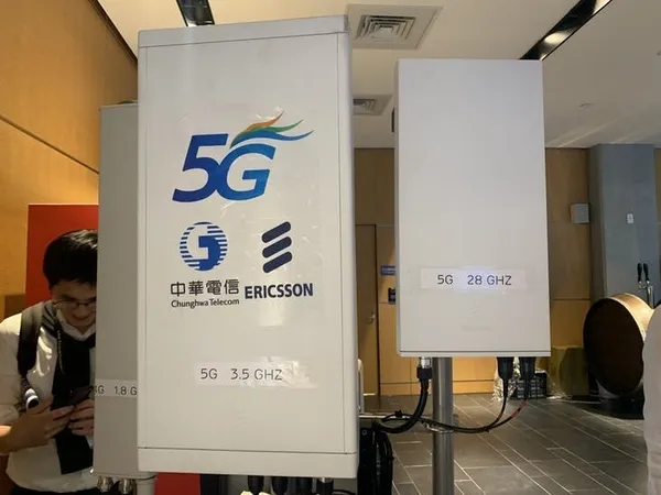 中華電信與愛立信共同建立的5Ｇ基地台 非獨立組網（NSA）5G 實驗網路與 4Ｇ搭配使用（左）