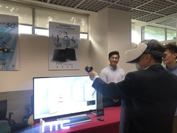 今年中華電信學院年度大會上，展出HTC 5G Hub 雲端 VR，直接串流至VIVE 頭戴顯示器