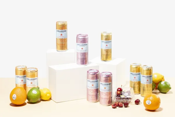 S. Pellegrino Essenza零卡香氛氣泡飲＿冰心凍檸 ＿橙香野莓＿石榴櫻桃情境照.jp