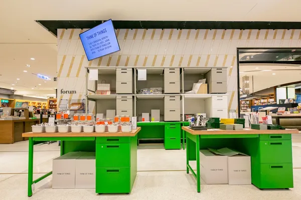 THINK OF THINGS除了原創文具外，品牌設計的辦公桌、展示櫃等陳列，展後可以讓您買回家，也