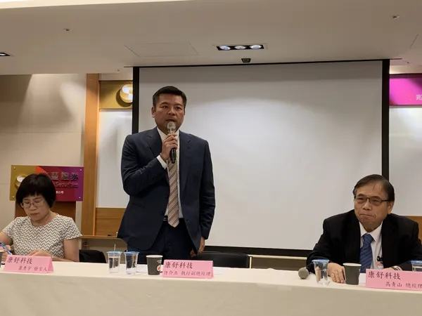 康舒執行副總經理許介立（中）