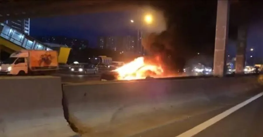 驚險！特斯拉電動車在俄高速公路撞車，瞬間爆炸2次慘燒毀