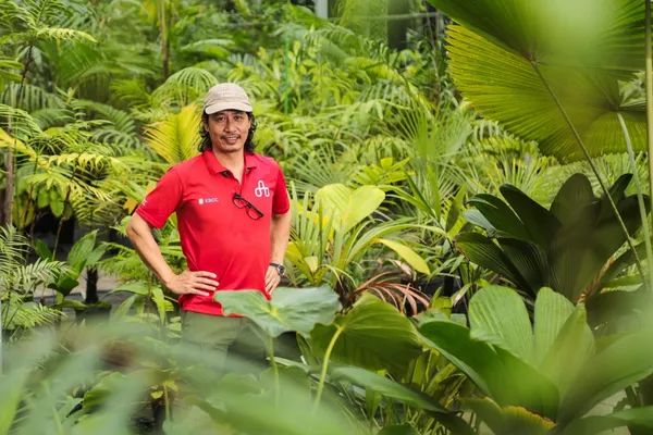 全台最危險工作！為採集稀有種，「植物獵人」洪信介闖荒野、摔山谷都不怕，只怕這個