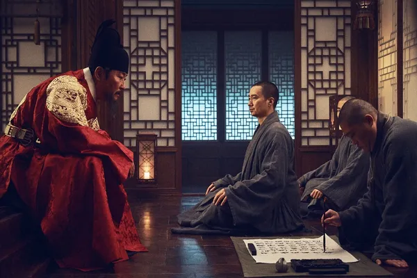 004【王的文字】劇照_宋康昊（左）與朴海日（中）精彩對戲