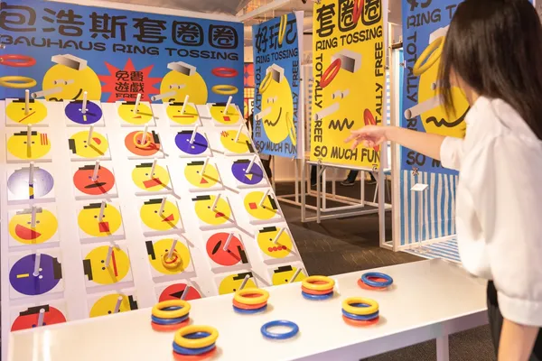 包浩斯然後呢_採用傳統夜市套圈圈遊戲來詮釋包浩斯色彩學.jpg