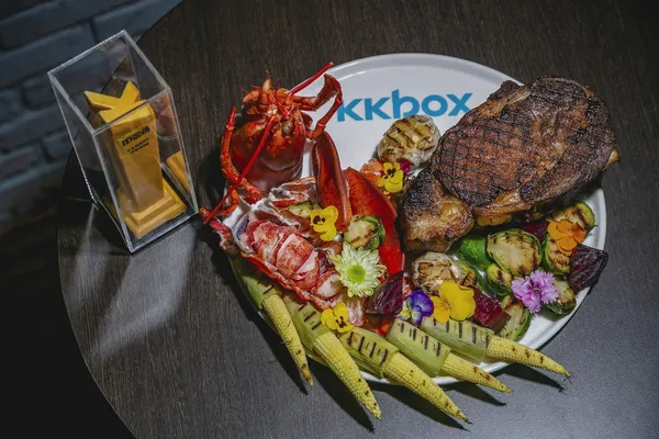 KKBOX Prime會員專屬的超浮誇包廂，除了享受Prime等級現切牛排、焗烤波士頓大龍蝦等豪華餐