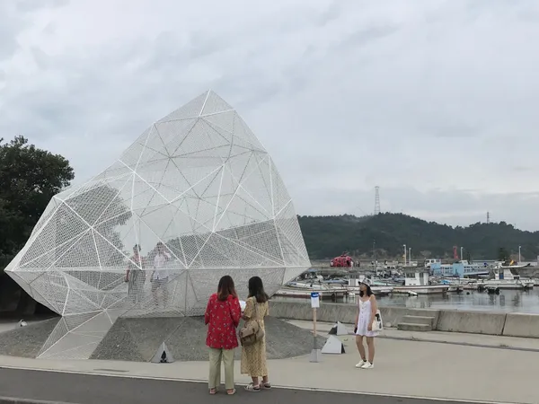 直島宮浦港「直島展覽館」，靈感來自於海面上的海市蜃樓「浮島現象」，是增加遊客觀光的標的