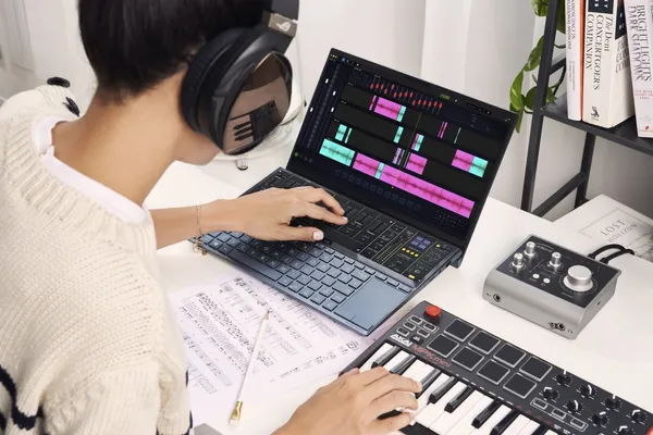 ASUS ZenBook Duo讓使用者可將應用程式從主螢幕延伸或釘選至 ScreenPad Plu